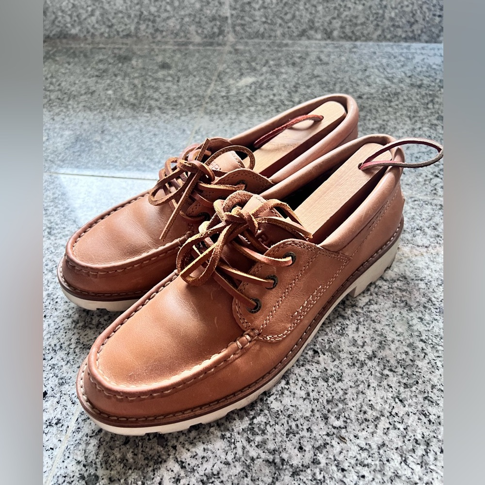 Sperry women boat shoes size 6.5 (shoe trees not included)